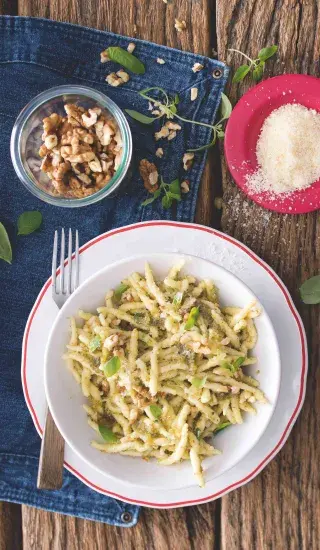 Trofie s bylinkovou omáčkou s ořechy