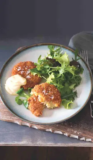 Tuňákové placičky se salátkem