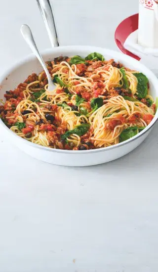 Tuňákové špagety alla puttanesca