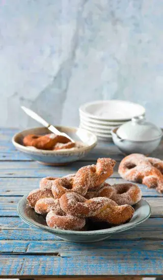 Tvarohovo-pomerančové uzly ve skořicovém cukru