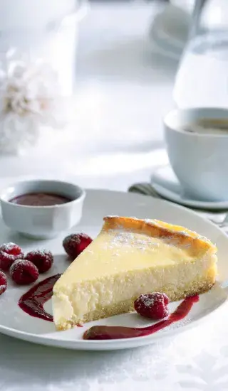 Tvarohový koláč s malinovou omáčkou