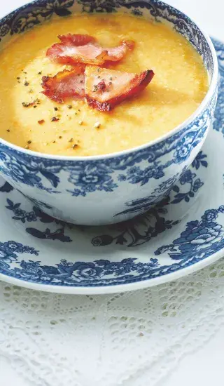 Uzená hrachovo-mrkvová polévka