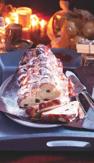 Vánočka s rozinkami a mandlemi