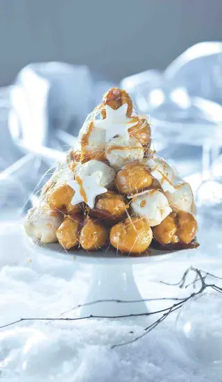 Vánoční croquembouche