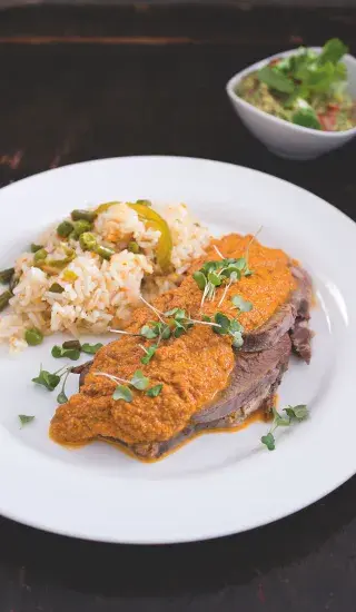 Vařený jazyk s mandlovou omáčkou a rýží