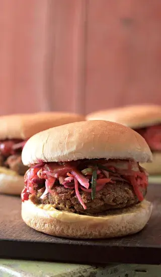 Vegetariánský burger s pickles