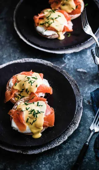 Vejce Benedikt s uzeným pstruhem a holandskou omáčkou s yuzu