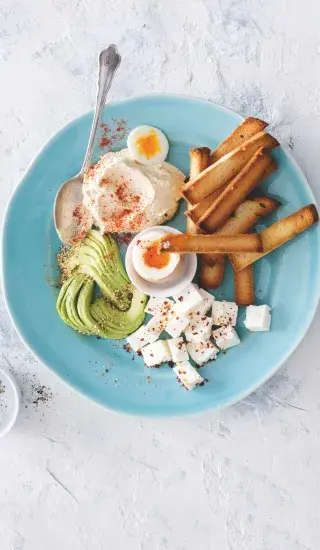 Vejce s fetou, hummusem a avokádem