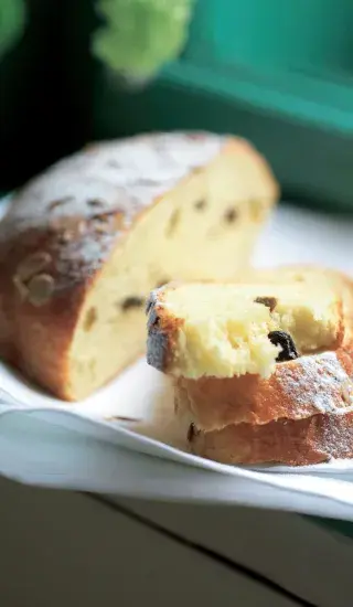 Nakrájený velikonoční mazanec