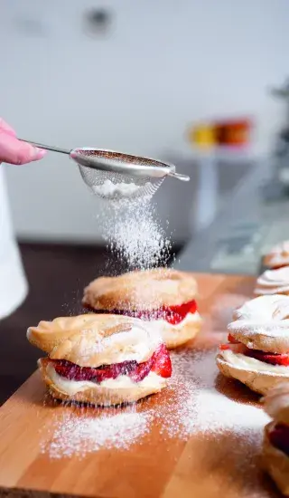 Žloutkové věnečky s jahodami