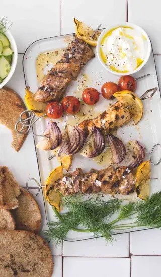Vepřové a kuřecí špízy s dipem z jogurtu a fety