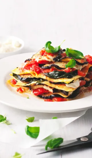 Lasagne s lilkem a čerstvými rajčaty