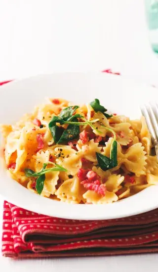 Farfalle se šalvějí a smetanovým krémem