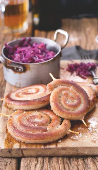 Vinná klobása s červeným zelím