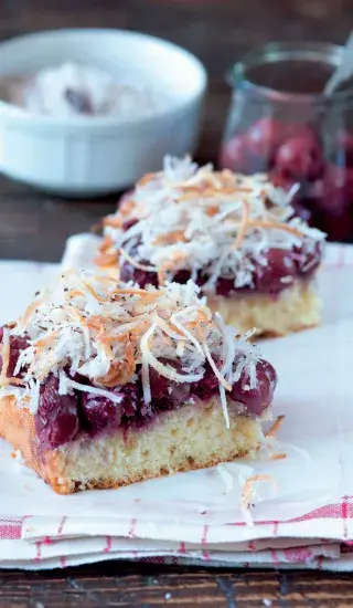 Višňový koláč s bílou čokoládou a kokosem