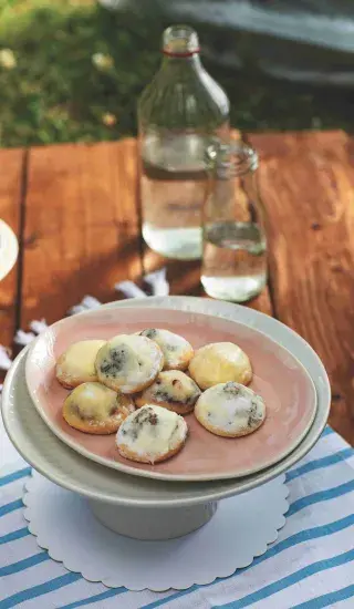 Vykrajované svatební koláčky