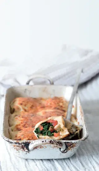 Zapečené palačinky se špenátem a rajčaty