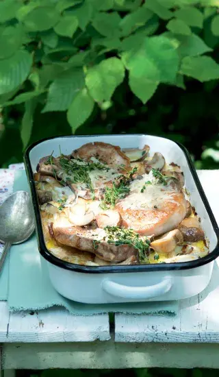 Zapékané vepřové kotlety se smetanou a houbami