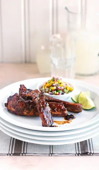 Vepřová žebírka s kukuřičným salátem