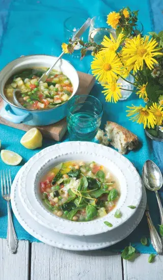 Zelená minestrone s cizrnou a citronem