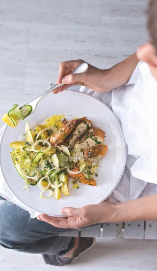 Kuře s okurkovo-fenyklovým salátem