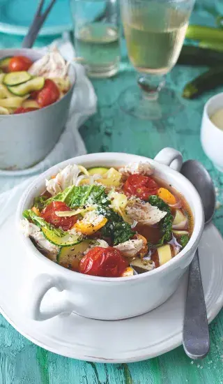 Kuřecí polévka se zeleninou