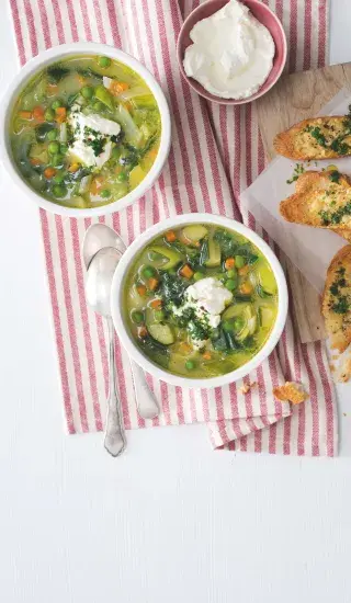 Zeleninová polévka se sýrovými tousty