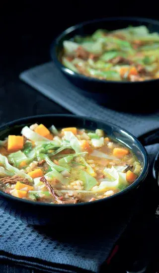 Zelná polévka s houbami a kroupami