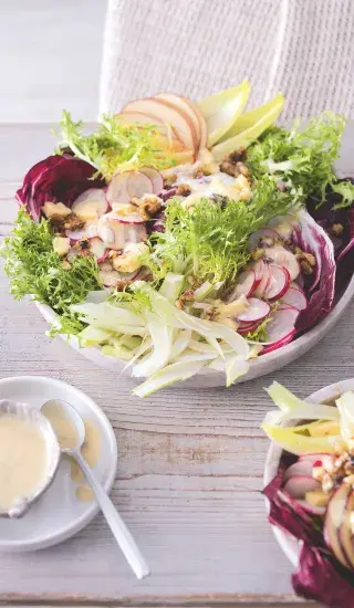 Zimní salát se zálivkou z podmáslí