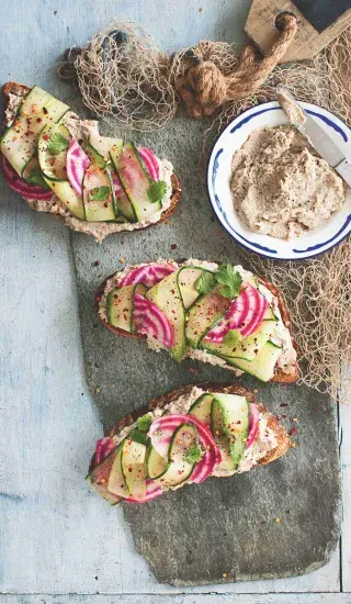 Žitný chléb s makrelovou pomazánkou, okurkou a řepou