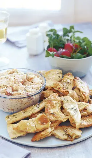 Fazolový dip s lososem aa křupavými plackami