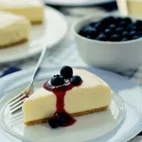 Cheesecake s bílou čokoládou a borůvkami