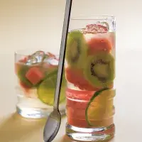 Melounová sangria s kiwi