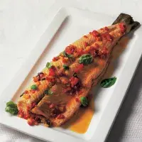 Losos pošírovaný v troubě s omáčkou z paprik a bazalky