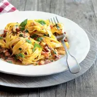 Těstoviny s krémovou omáčkou s paprikami a sušenými rajčaty 