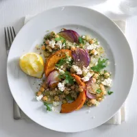 Salát s quinoou, fetou a pečenou dýní