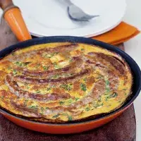 Omeleta s chipolatou & jarní cibulkou