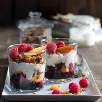 Pohár s ovocem a müsli