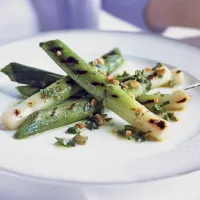 Grilovaný pórek s oříškovou zálivkou