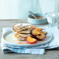 Letní lívance s karamelizovaným ovocem Letní lívance s karamelizovaným ovocem