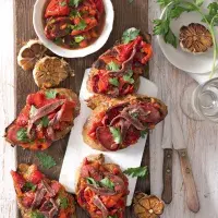 Toust s pečenými paprikami a česnekem