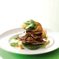 Salát s telecím a křupavými bramborami