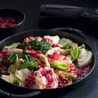 Pánev s kapustou a granátovým jablkem