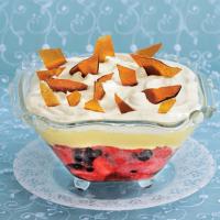 Trifle s lesními plody a karamelovými střepy