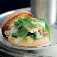 Burger s grilovaným kuřetem a mozzarellou