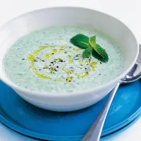 Voňavá jogurtová polévka s okurkou
