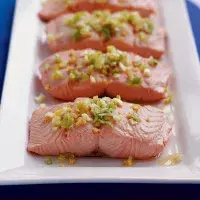 Desetiminutový losos s jarní cibulkou