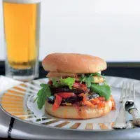 Burger s grilovaným lilkem, rajčaty a sýrem