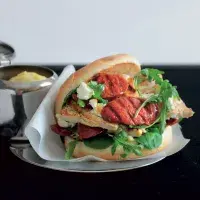 Kouřové chilli kuřecí burgery s chorizem a fetou Kouřové chilli kuřecí burgery s chorizem a fetou