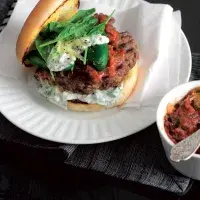 Jehněčí burger s grilovanými chilli papričkami
